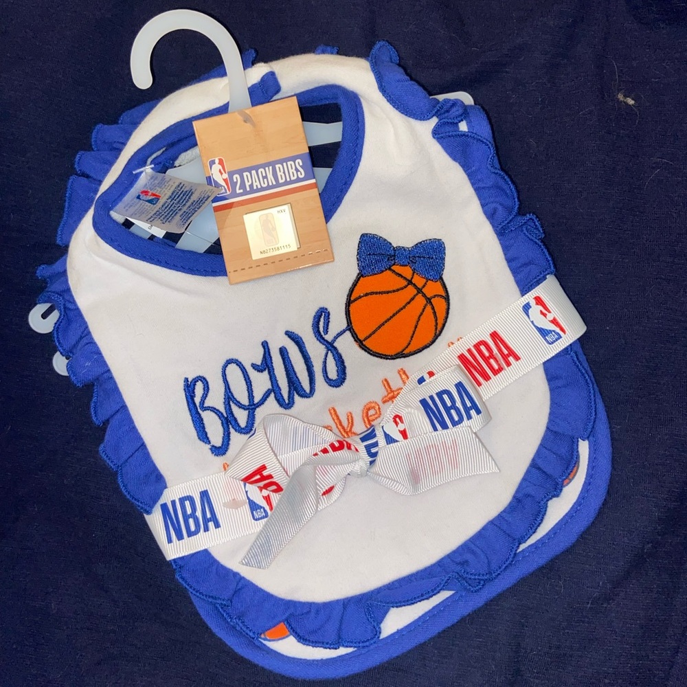 New York Knicks Infant 2-Pack Fashion Bibs Set